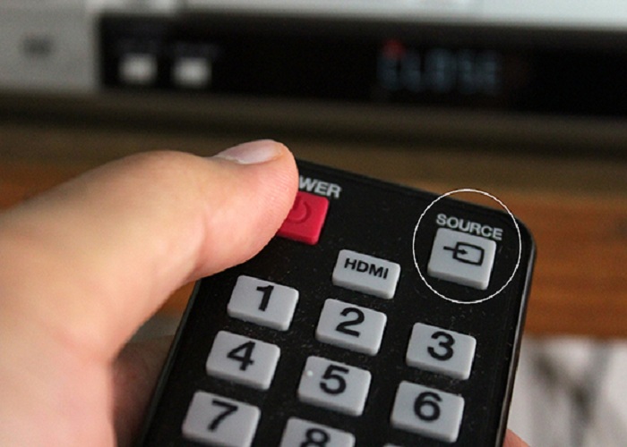 Bấm nút Source trên điều khiển tivi để chọn đầu vào kết nối với máy tính
