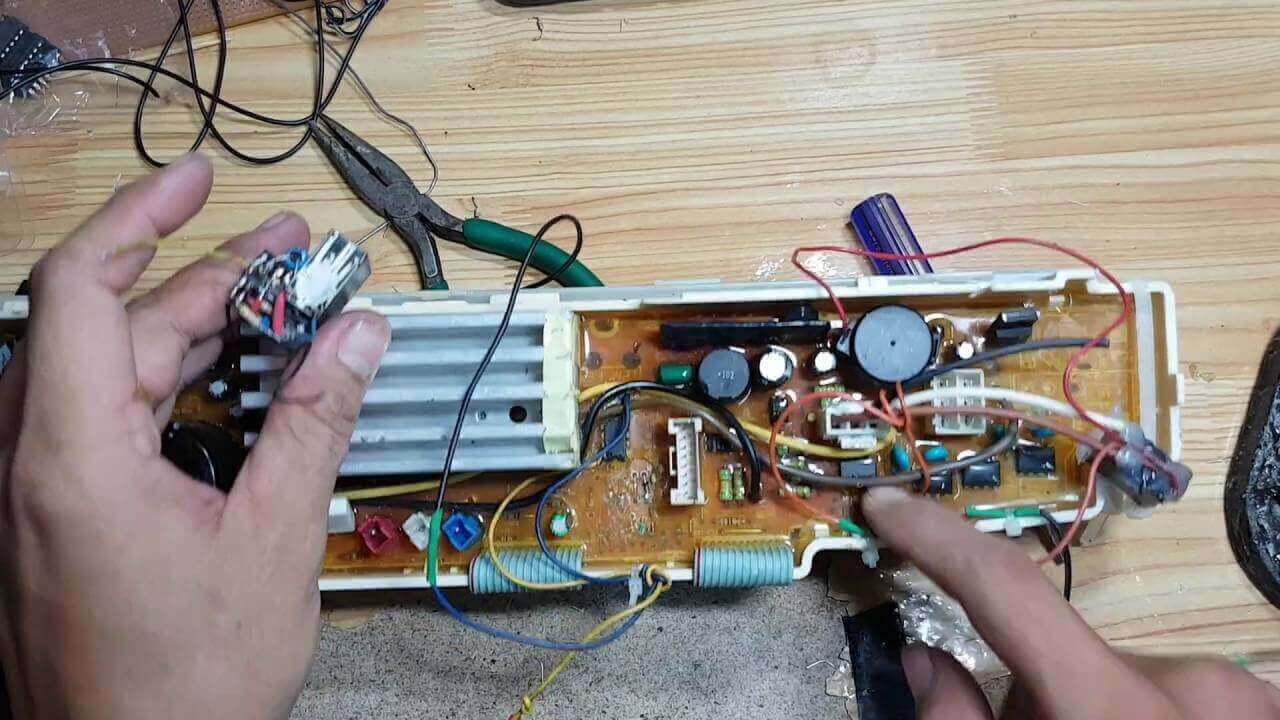 Lỗi E4 máy giặt Toshiba có thể do hỏng board mạch điều khiển