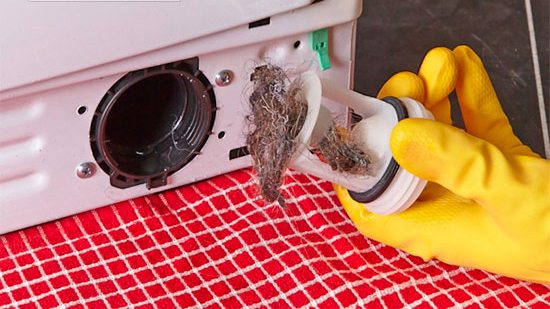 Bộ lọc của bơm xả nước máy giặt bị bám bẩn khiến máy giặt LG báo lỗi OE