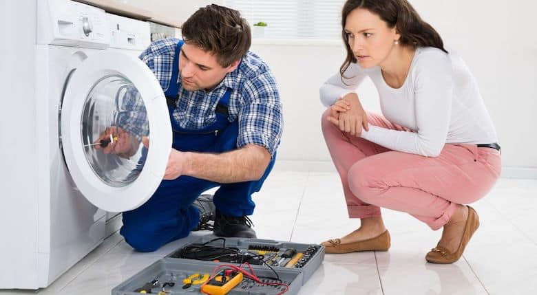 Liên hệ với trung tâm bảo hành để được kiểm tra và khắc phục lỗi OE máy giặt LG