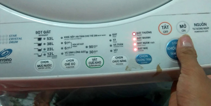 Nhấn + giữ nút POWER khoảng 3 - 5 giây 