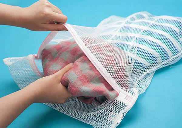 Cách sử dụng túi đựng đồ giặt quần áo trong máy giặt