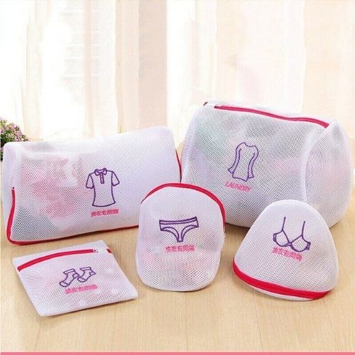 Nên phân loại quần áo trước khi cho vào túi giặt