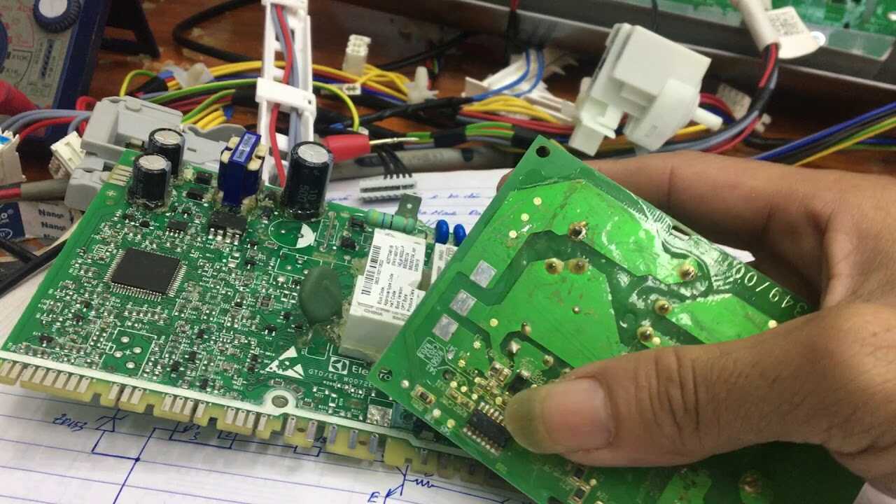 Kiểm tra IC điều khiển van cấp nước để sửa lỗi E90 máy giặt Electrolux