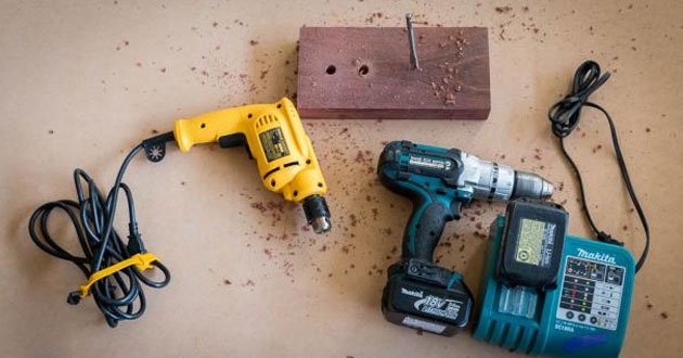 So sánh công tắc đảo chiều ở máy khoan pin và máy khoan điện