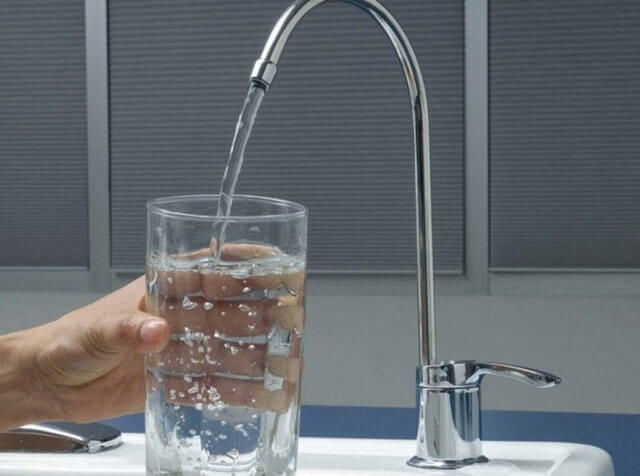 Máy lọc nước không ra nước nóng do khóa an toàn chưa được mở