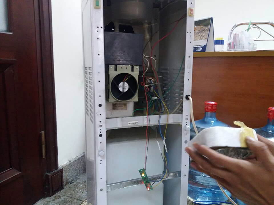 Máy lọc nước không ra nước nóng do cây nước nóng lạnh bị hỏng một số bộ phận