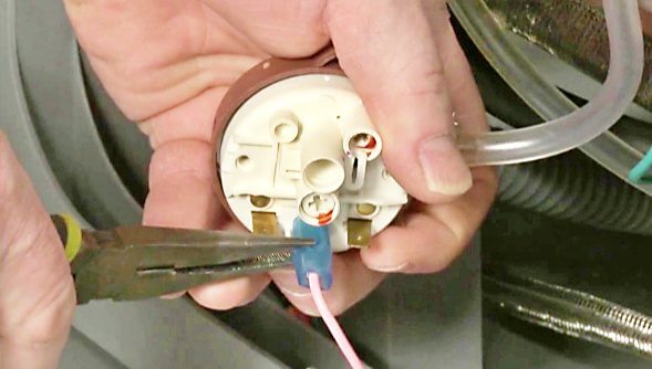 Phao cảm biến mực nước hỏng khiến máy giặt Midea báo lỗi E12