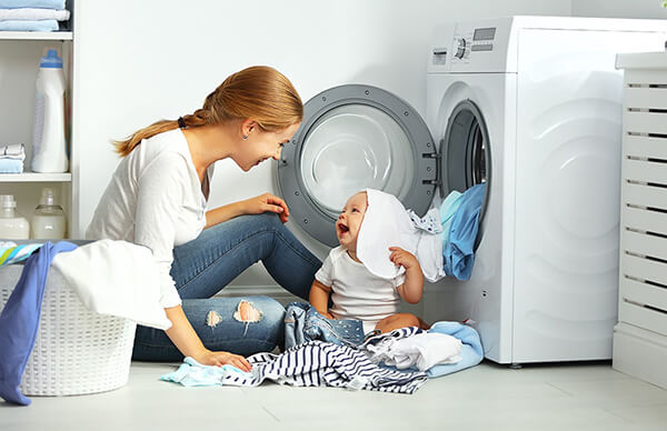 Giặt, sấy quần áo với khối lượng phù hợp để tiết kiệm điện khi sử dụng máy giặt sấy