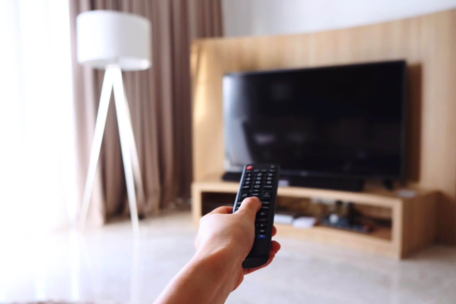 Tivi bị mất nguồn do bạn chỉ tắt tivi bằng remote