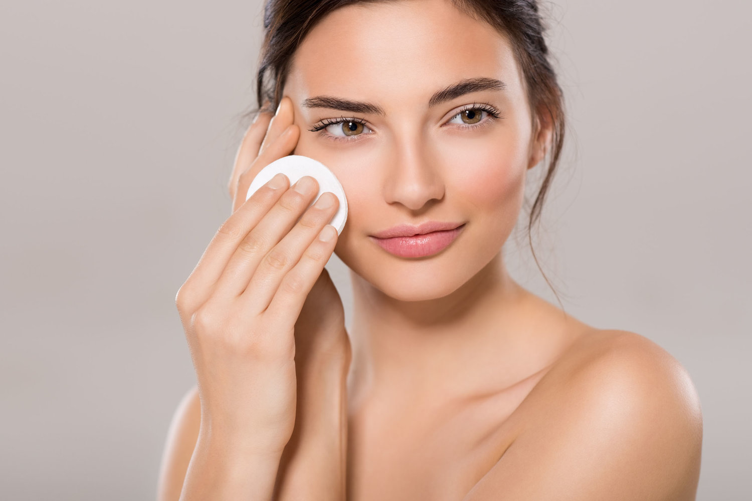 Thường xuyên dưỡng ẩm cho da sẽ giúp da mặt mộc luôn căng bóng, mịn màng