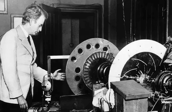 Paul Gottlieb Nipkow là người phát minh ra thiết kế đĩa quay, tiền thân của chiếc tivi đầu tiên