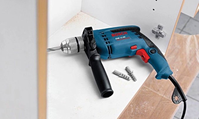 Giữ tay cầm và bề mặt nắm máy khoan Bosch GSB 13 RE luôn khô ráo, sạch sẽ