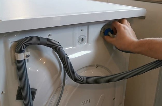 Kiểm tra đường ống dẫn nước vào máy giặt