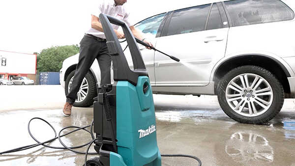 Máy rửa xe Makita