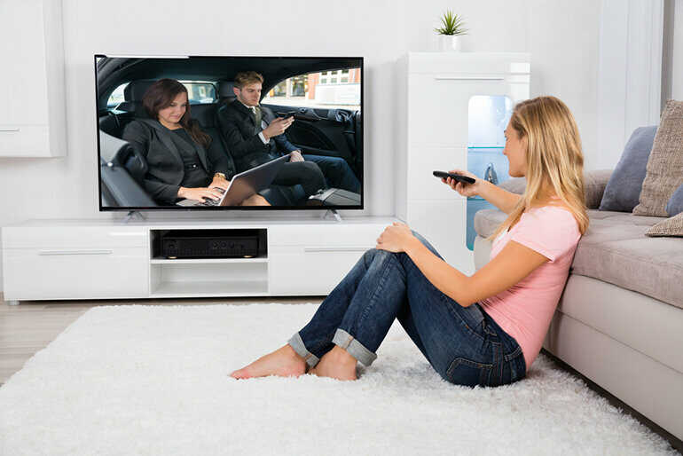 Độ sáng màn hình smart tivi LG thường được điều chỉnh tự động theo môi trường 