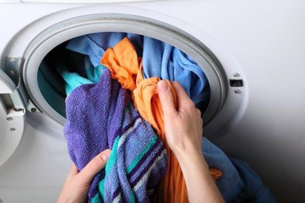 Kiểm tra tình trạng quần áo trong máy giặt