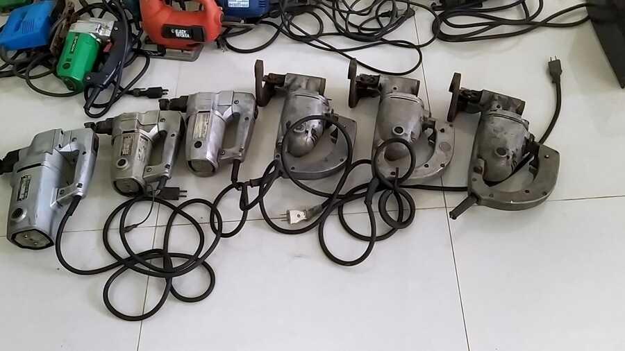 Máy cắt cầm tay cũ không có hướng dẫn sử dụng và hộp bảo quản