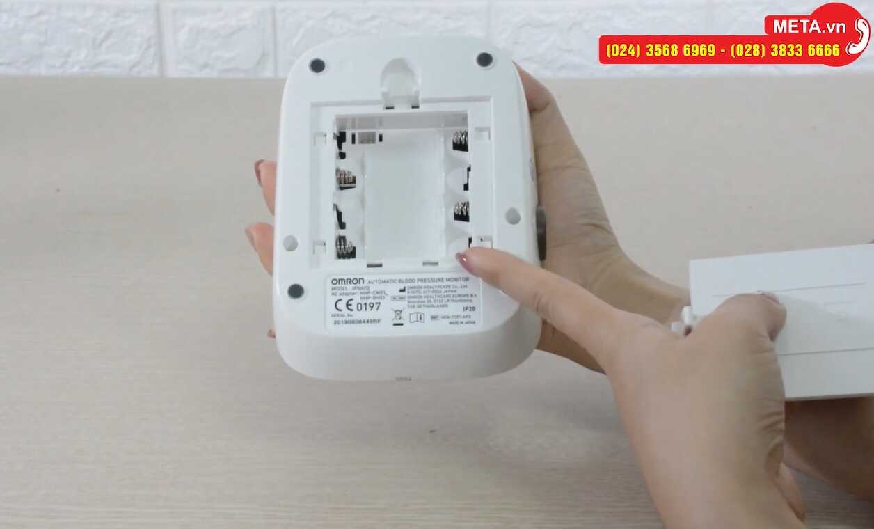Khoang chứa pin của máy đo huyết áp Omron JPN600