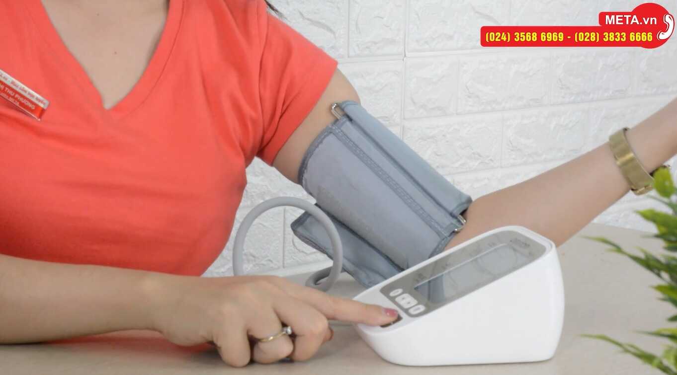 Thực hiện đo huyết áp bằng máy đo huyết áp bắp tay Omron JPN600