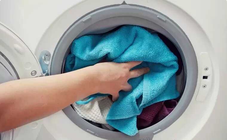 Cho quá nhiều hoặc quá ít quần áo trong một lần giặt