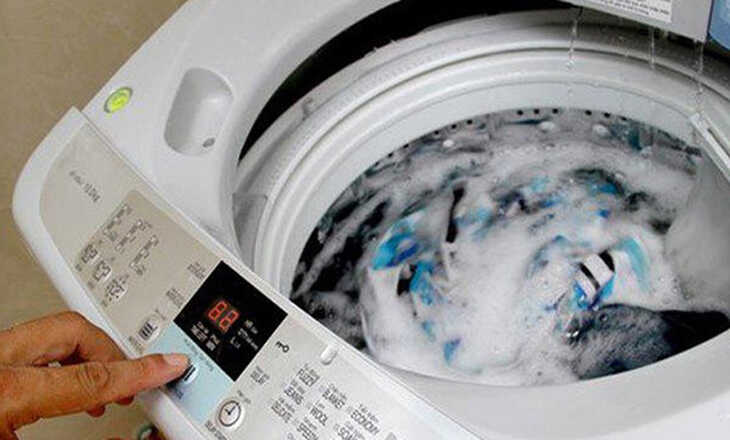 Đột ngột mở nắp máy giặt trong khi thiết bị đang hoạt động