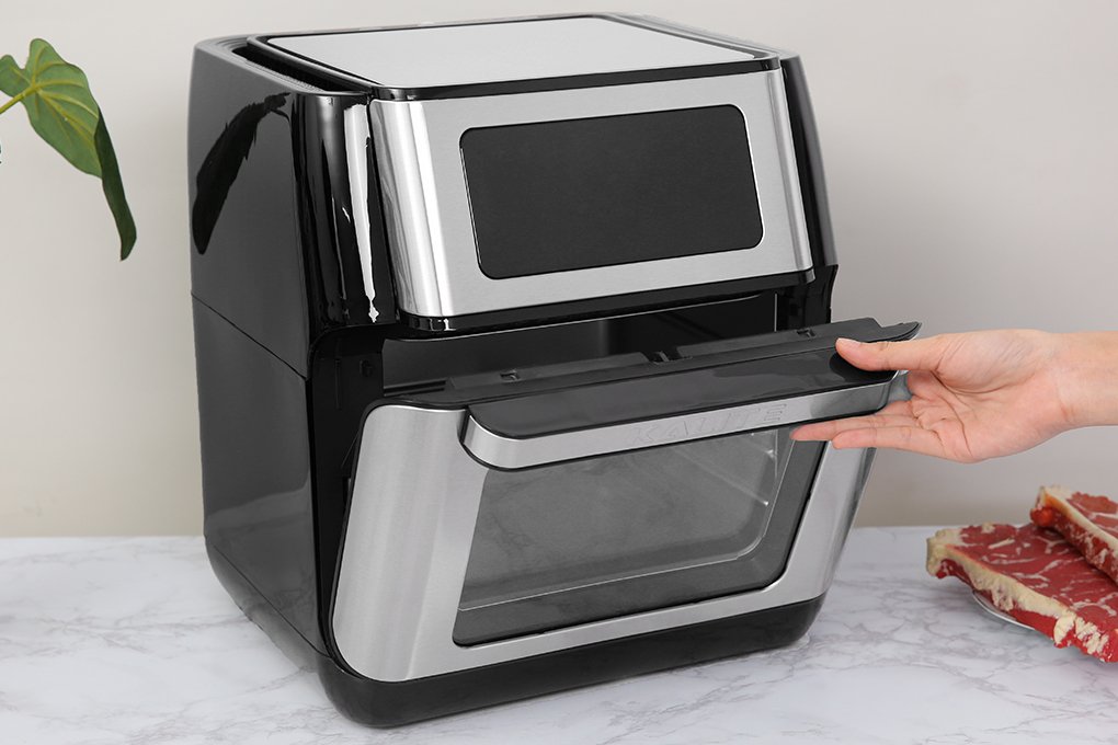 Nồi chiên Kalite Q10 có lớp cách điện, cách nhiệt ở tay nắm cửa nên rất an toàn khi đóng/mở cửa khoang khi vừa nấu xong