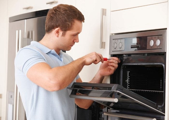 Thực hiện sửa chữa lò vi sóng tại nhà