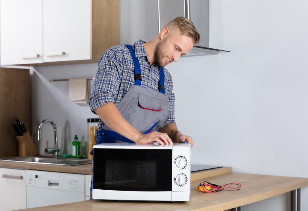 Sửa lò vi sóng chập điện như thế nào?