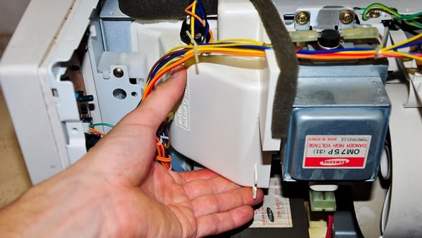 Vị trí hộp cầu chì phía sau lò vi sóng