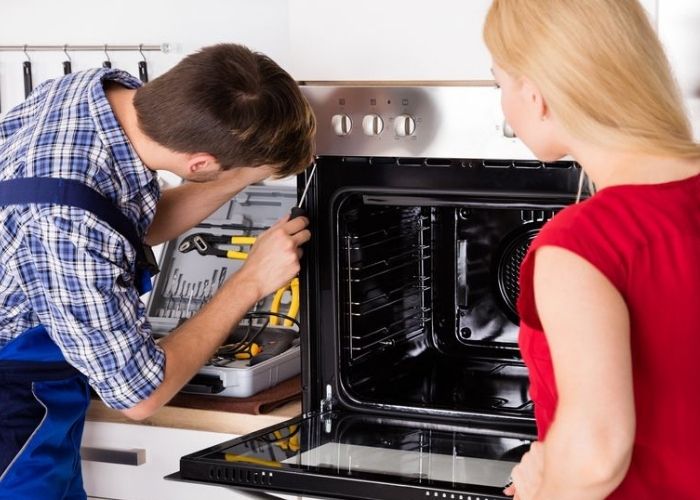 Liên hệ với trung tâm bảo hành hoặc các cơ sở sửa chữa uy tín để được hỗ trợ sử lò vi sóng nhanh nhất