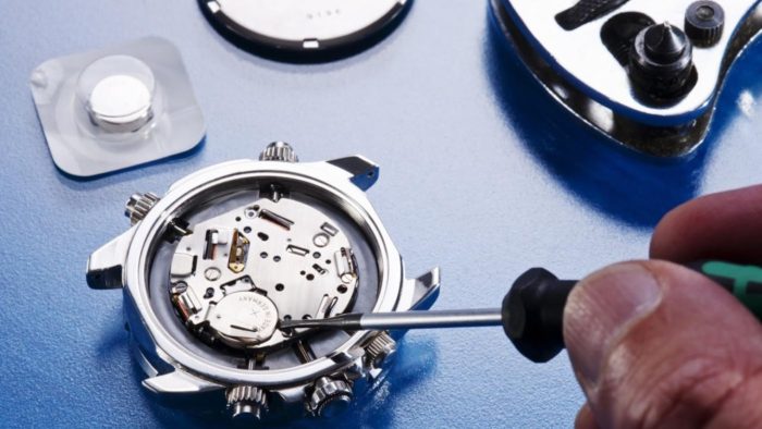 Vì sao thay pin mới mà đồng hồ vẫn không chạy?