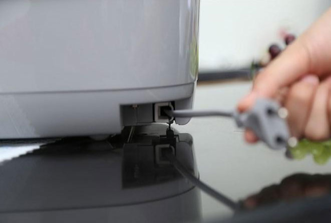 Nồi cơm cắm không vào điện do dây cắm điện bị hỏng