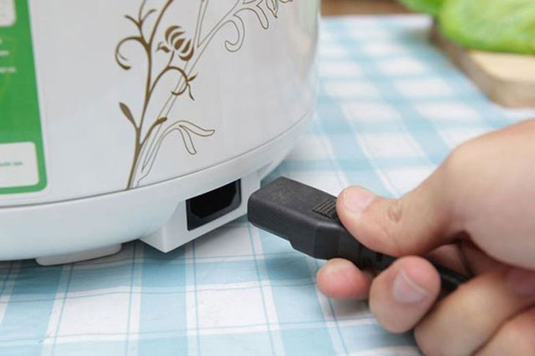 Phích cắm bị lỏng khiến nồi cơm không vào điện