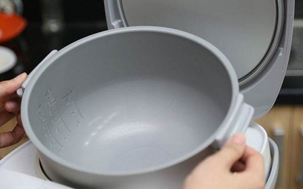 Nồi cơm điện không bật nấc có thể do lòng nồi cơm điện bị móp méo