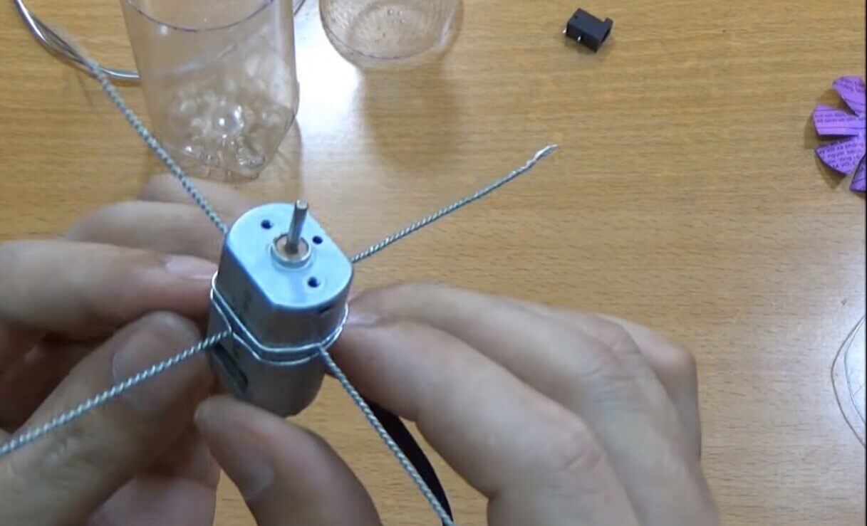 Quấn dây sắt quanh motor thành hình chữ thập