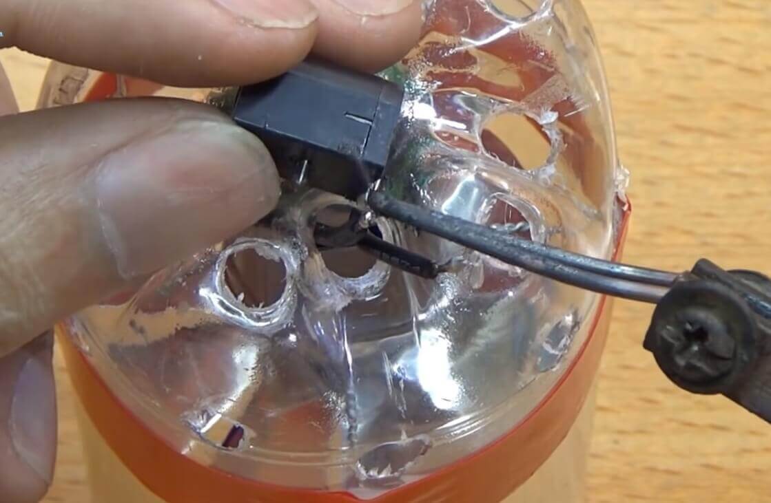Đấu hai đầu dây điện của motor với đầu jack bộ nguồn 5V