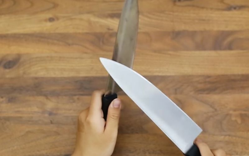 Cách mài dao bằng một con dao khác