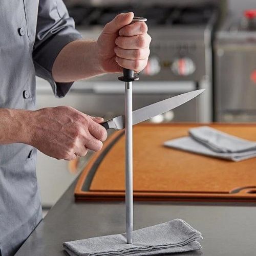 Mài dao bằng dụng cụ mài dao