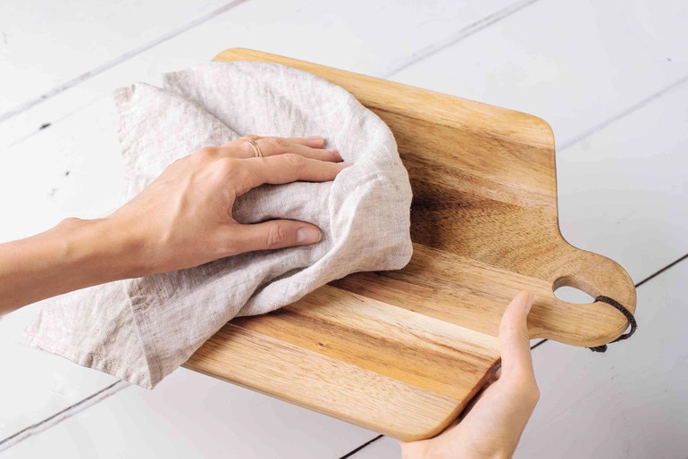 Cách vệ sinh thớt gỗ sau khi sử dụng