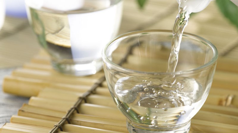 Bạn có thể tận dụng giấm để vệ sinh thớt gỗ đã sử dụng lâu ngày