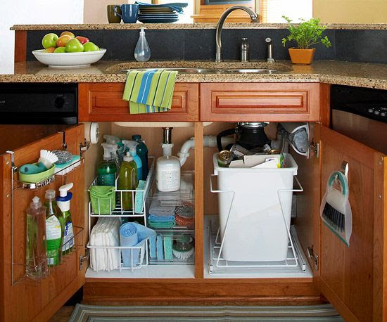 Nhà bếp gọn gàng hơn khi tận dụng được không gian dưới bồn rửa