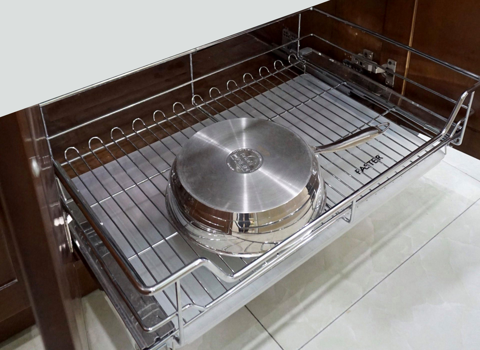 Sử dụng giá xoong nồi tủ dưới là cách sắp xếp nhà bếp gọn gàng hơn