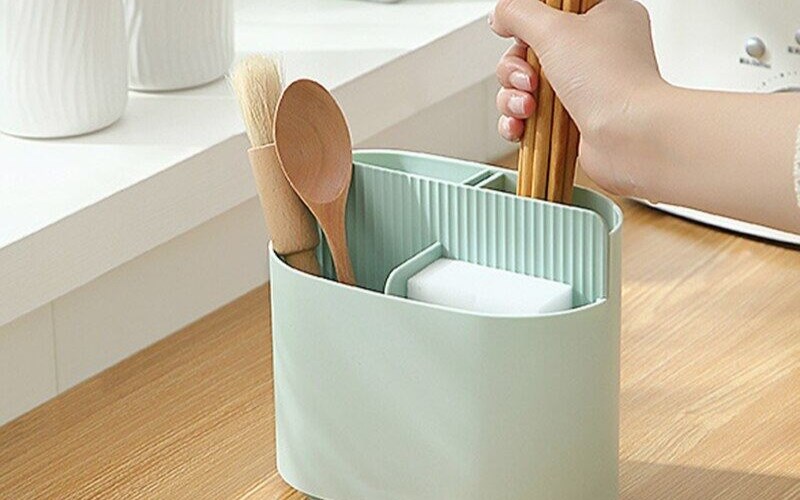 Cách sắp xếp muỗng, đũa, đồ dùng nhà bếp gọn gàng