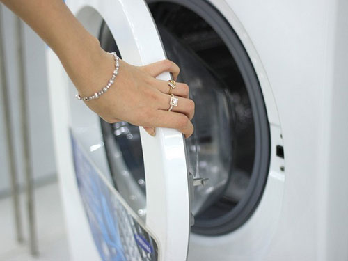 Kiểm tra khóa cửa máy giặt
