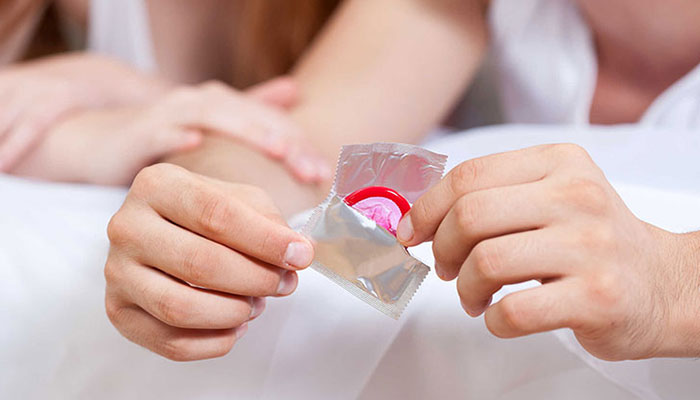 Kiểm tra kỹ vòng quấn của bao cao su trước khi đeo vào
