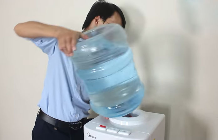 Đặt bình nước lên cây nước