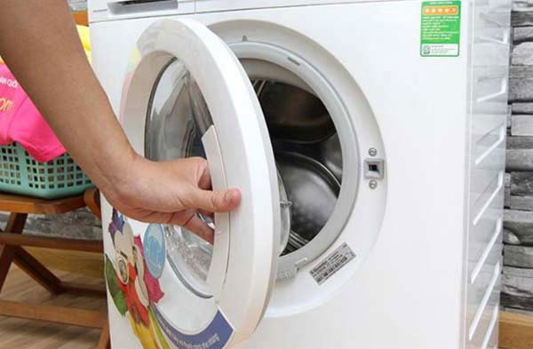 Kiểm tra xem máy giặt Electrolux đã đóng chặt cửa chưa?