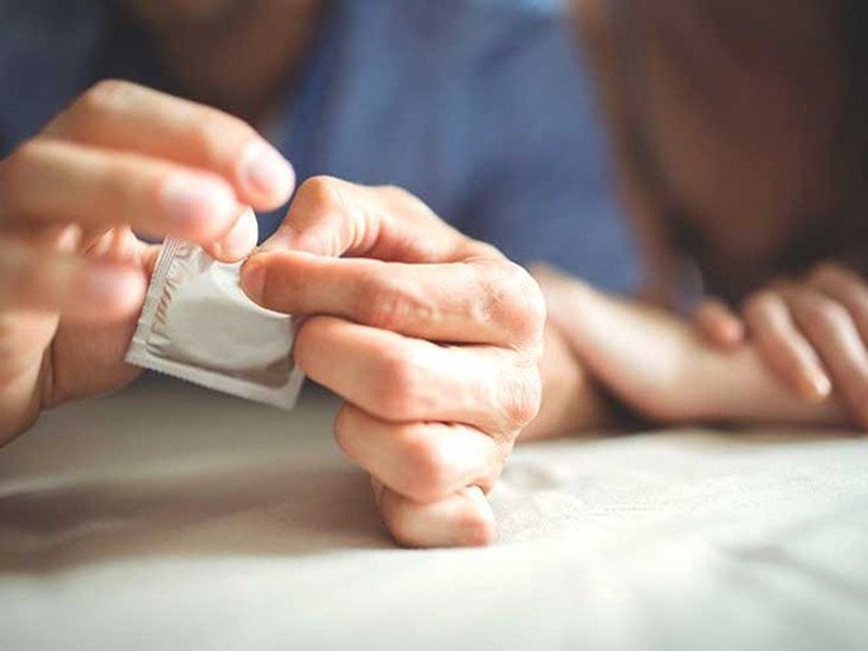 Có nên dùng bao cao su khi quan hệ không? 