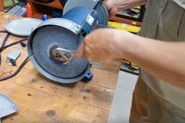Cách lắp đá mài vào máy mài